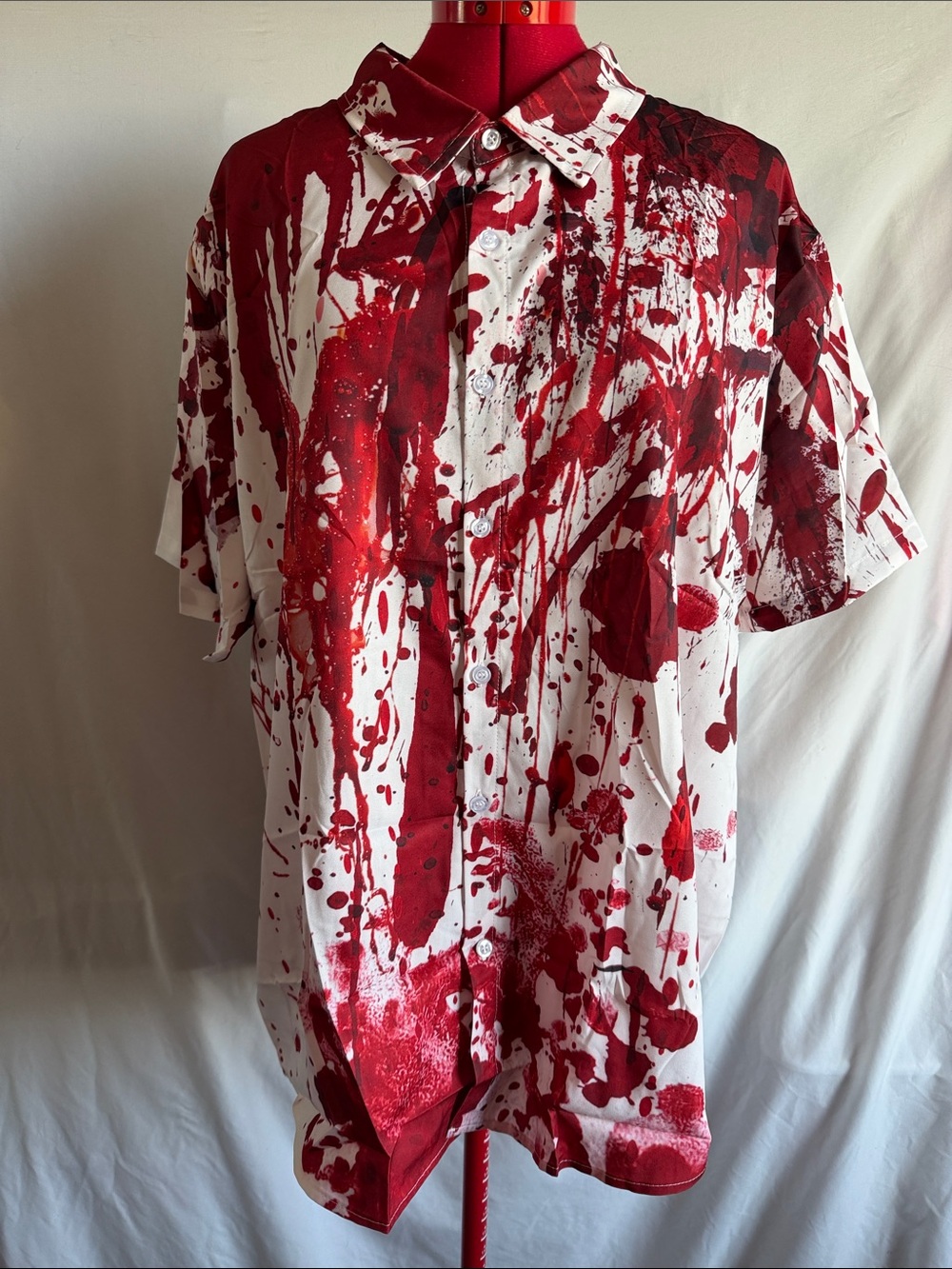 Men's Casual Short-Sleeve Button-Down Shirt in White with Red Print